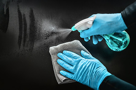 表面清洁消毒家庭用消毒抗菌湿巾防止 COVID-19 戴着医用蓝色手套传播 消毒医院和公共场所的表面预防图片