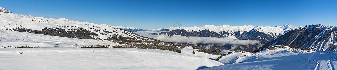 在高山山谷下方的全景胜地高山树干山脉远景针叶松树滑雪爬坡道针叶树图片