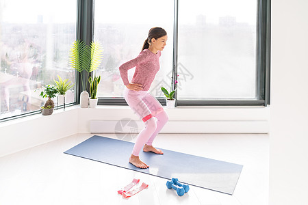 阻力带健身家庭锻炼女性使用环带进行下蹲锻炼 用于腿部臀部站立锻炼 带弹性 大腿脂肪团的臀部肌肉激活图片
