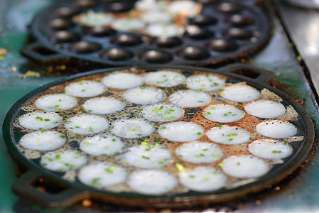 贴近泰国甜食糖果蛋糕市场饮食甜点菜单圆圈平底锅烹饪食物图片