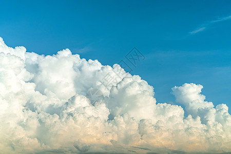 蓝天上蓬松的白云 触感柔软如棉放松气氛全景天气环境天堂季节空气蓝色气象图片