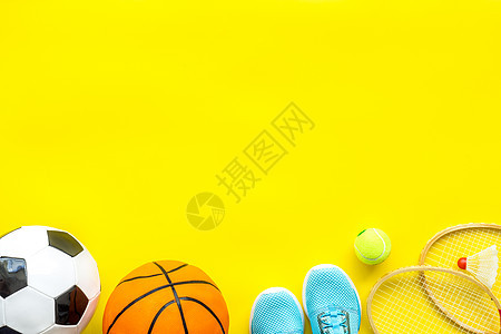 运动游戏设备  球 运动鞋 火箭  在黄色顶视图复制空间网球乐趣篮球竞赛足球活动橡皮皮革闲暇图片