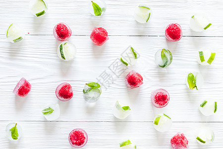 冰冻在冰晶体中 底底扁平美食食物水果立方体红色覆盆子叶子饮料绿色图片