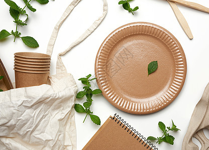 棕色木制纸灰色的纺织袋和一次性餐具刀具生物商品材料环境薄荷食物午餐生态桌子图片