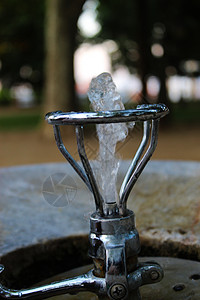 一个小喷泉 有水 在夏天的炎热中保持清新图片