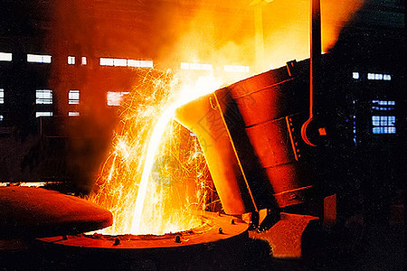钢铁厂的大碗熔化金属 钢铁生产钢厂火焰摄影铸造工人冶金力量冶炼工厂火花图片