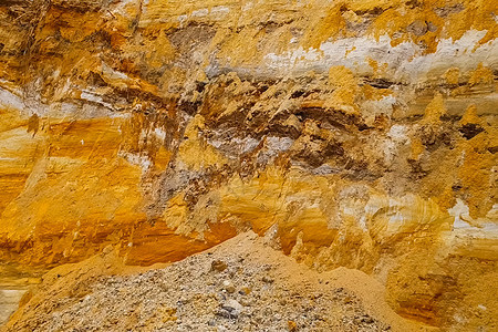 斜坡是一个采石场 岩石含有黄金 寻找黄金金子资源矿石地球运输投掷矿物环境土地全景图片