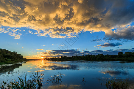 夏季在河上美丽的日落的景象沼泽反射场景池塘季节芦苇地平线橙子太阳墙纸图片