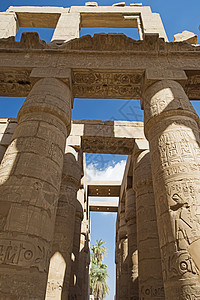 古代埃及象形文字雕刻在寺庙柱上旅游历史性历史天空石头文化废墟宗教蓝色景区图片