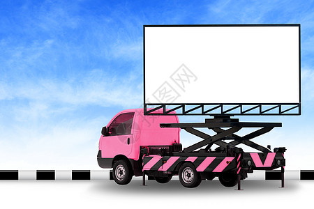 汽车招商海报汽车粉色卡车 LED 面板上的广告牌空白 用于在背景天空上隔离的标志广告 大横幅和路边广告牌 用于大广告背景