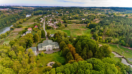 典型的欧洲村庄 空中观景假期场地鸟瞰图农业草地国家农村旅行森林风景图片