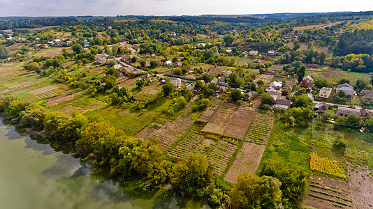 典型的欧洲村庄 空中观景村庄草地鸟瞰图国家旅行农业房子农村假期风景图片
