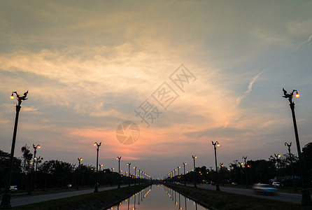 日落在Uthathayan公路的高速公路上 反射到河边旅行交通景观天空运动白色建筑城市街景商业图片