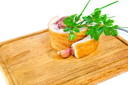 在木板上用大蒜和鹦鹉的猪肉肚子 孤立在白色背景上熏肉牛扒食物香菜作品美食摄影生活厨房皮肤图片