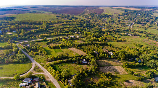 典型的欧洲村庄 空中观景房子农村草地农业旅游场地全景国家地平线风景图片
