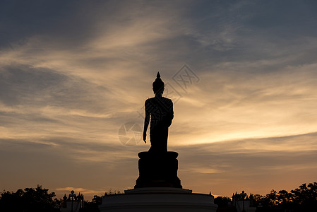 佛月光是佛教徒达摩之地 有蓝天和阳光寺庙病态阴影反射日落门洞黑色天空蓝色雕像图片