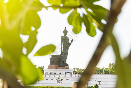 佛教徒Dharma用蓝天和苏的月光寺庙艺术日落门洞宗教阴影佛教徒天空雕像黑色图片