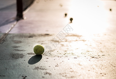 网球从田地栅栏后面看 日落竞赛白色法庭绿色运动黄色健康灯光闲暇游戏图片
