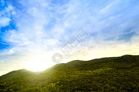 山和天的云彩风景 在江马县天际中心森林日落天空假期阴影旅行墙纸蓝色图片