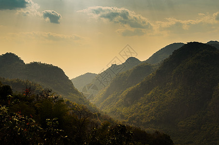 山和天的云彩风景 在江马县森林金子中心墙纸阴影天空天际旅行季节太阳图片