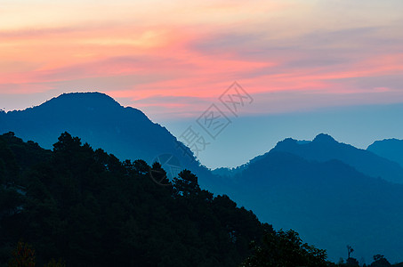 山和天的云彩风景 在江马县日落橙子中心假期季节墙纸太阳森林阳光天空图片