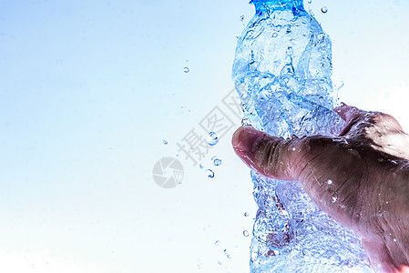 瓶装开瓶 在白色背景上孤立地喷水闪光工作室美丽玻璃液体蓝色流动瓶子反射投手图片
