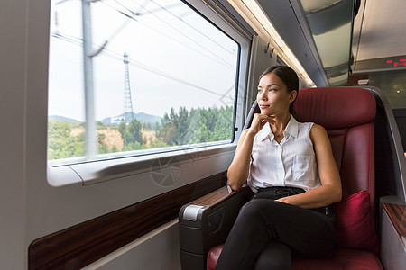 女人在早上上下班途中放松欣赏美景 火车商务舱座位 亚洲女商务人士在旅行交通工具中沉思地望着窗外图片