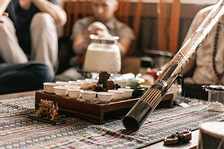 茶道由茶师主持 波西米亚风格的茶话会 嬉皮士 一个特殊的木制咖啡桌上的茶杯 马萨拉茶的制备 茶是在火上准备的 迪吉里杜管传统竹子图片