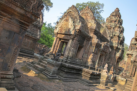 雕刻华丽的 10 世纪神庙的重建废墟信仰雕像寺庙教会高棉语森林收获地标旅行女性图片