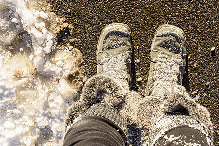 雪中覆盖的毛毛冬靴图片