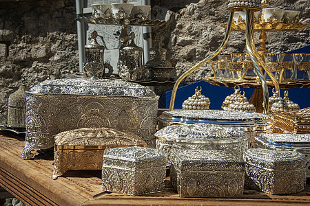 当地旅游集市出售的抛光金属饰品盒脚凳跳蚤饰品珠宝盒子棺材艺术销售旅行奢华图片