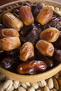 坚果和干果营养葡萄干木头乡村榛子种子小吃食物开心果杏仁图片