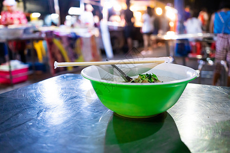 亚洲食品 街头晚饭市场一盘牛肉汤的菜烹饪食物午餐美食筷子肉汤面条盘子猪肉街道图片