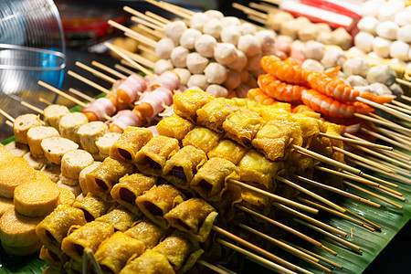 亚洲食品 在夜街食品市场有不同的小型烧烤柜台美食牛肉炙烤香肠小吃午餐猪肉街道旅行食物图片