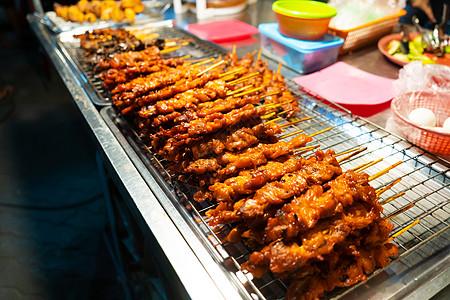 亚洲食品 在夜街食品市场用鸡皮和肉类小烤箱的柜台烧烤盘子小吃食物美食餐厅竹子炙烤沙爹烹饪图片