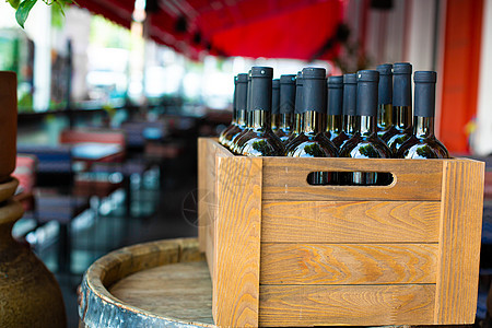 一个装满酒瓶子的木箱 在露天餐厅举行银行派对庆祝活动葡萄园标签餐厅贮存饮料产品玻璃地窖案件酒厂图片
