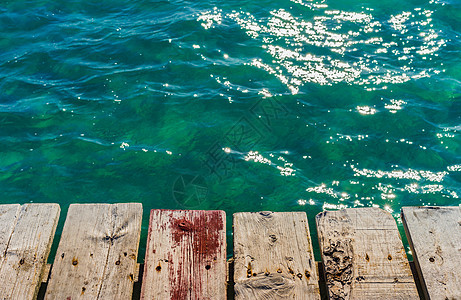 软海浪水和木头码头背景钓鱼蓝色假期太阳甲板海洋材料目的地木质海滩图片