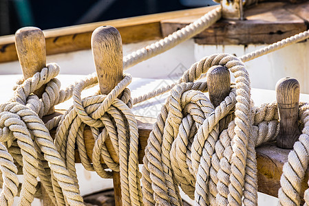 旧帆船上木板上紧贴的固定绳索船运安全缆绳港口桅杆夹板摄影锚地宏观甲板图片