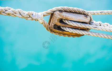 配有经典帆船绳索和蓝海水背景的拉利图片
