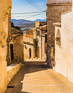 西班牙马洛卡岛历史悠久的老城镇Capdepera街图片