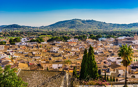 在西班牙Majorca的旧城镇Arta的屋顶上查看柏树外观房子建筑全景鸟瞰图地方城市建筑物晴天图片