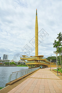 名为千年纪念碑的金色纪念碑 马来人Putrajaya国家金子地标湖景地方金属旅游目的地图片