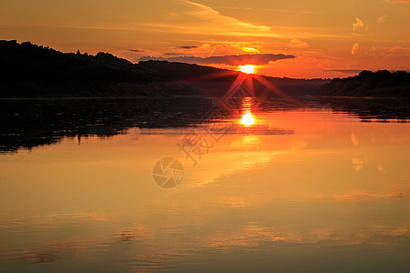 河流上美丽的日落的景象橙子天空蓝色场景太阳季节池塘芦苇墙纸反射图片