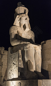 夜间卢克索寺的Ramses II雕像柱子法老天空雕刻纪念碑文化蓝色地标点燃崇拜图片