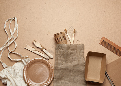 白色纺织袋和棕色手工艺板的一次性餐具生态刀具竹子午餐生物厨房回收工艺商品纸板图片
