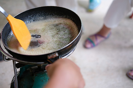 煮热烹饪 沸烧糖焦糖糖浆糖浆甜点食物糖果液体糖浆气泡火炉焦糖平底锅图片