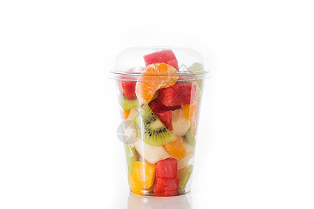 塑料杯中新鲜切水果绿色菠萝杯子奇异果食物红色立方体橙子黄色白色图片