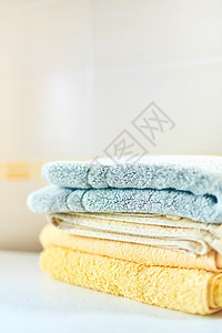 家里清干净的毛巾堆在明亮的洗手间里美丽洗衣店卫生蓝色亚麻折叠棉布按摩花朵温泉图片