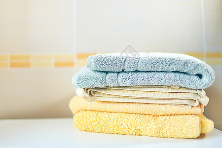 家里清干净的毛巾堆在明亮的洗手间里机器温泉卫生洗衣店治疗按摩花朵美丽纺织品白色图片