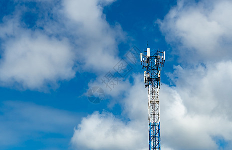 带有蓝天和白云的电信塔 天线车站供应商天空商业网络电磁广播技术微波播送图片
